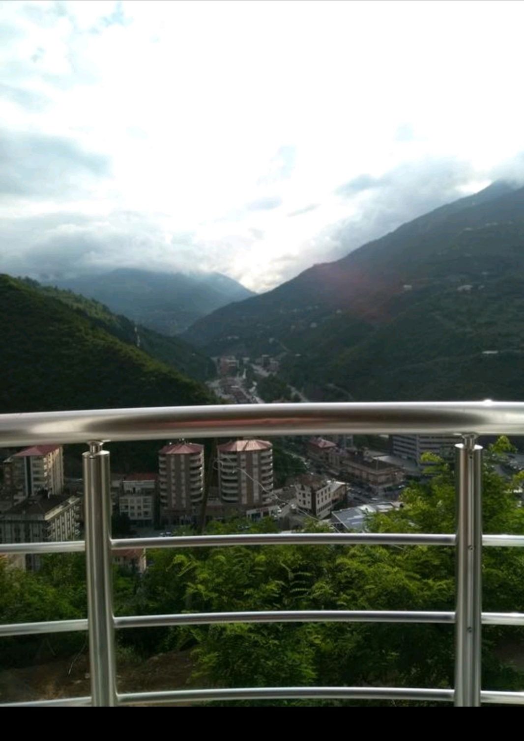 102-Zoll-LCD-Fernseher mit Premium-TV-Sendern, Fernseher