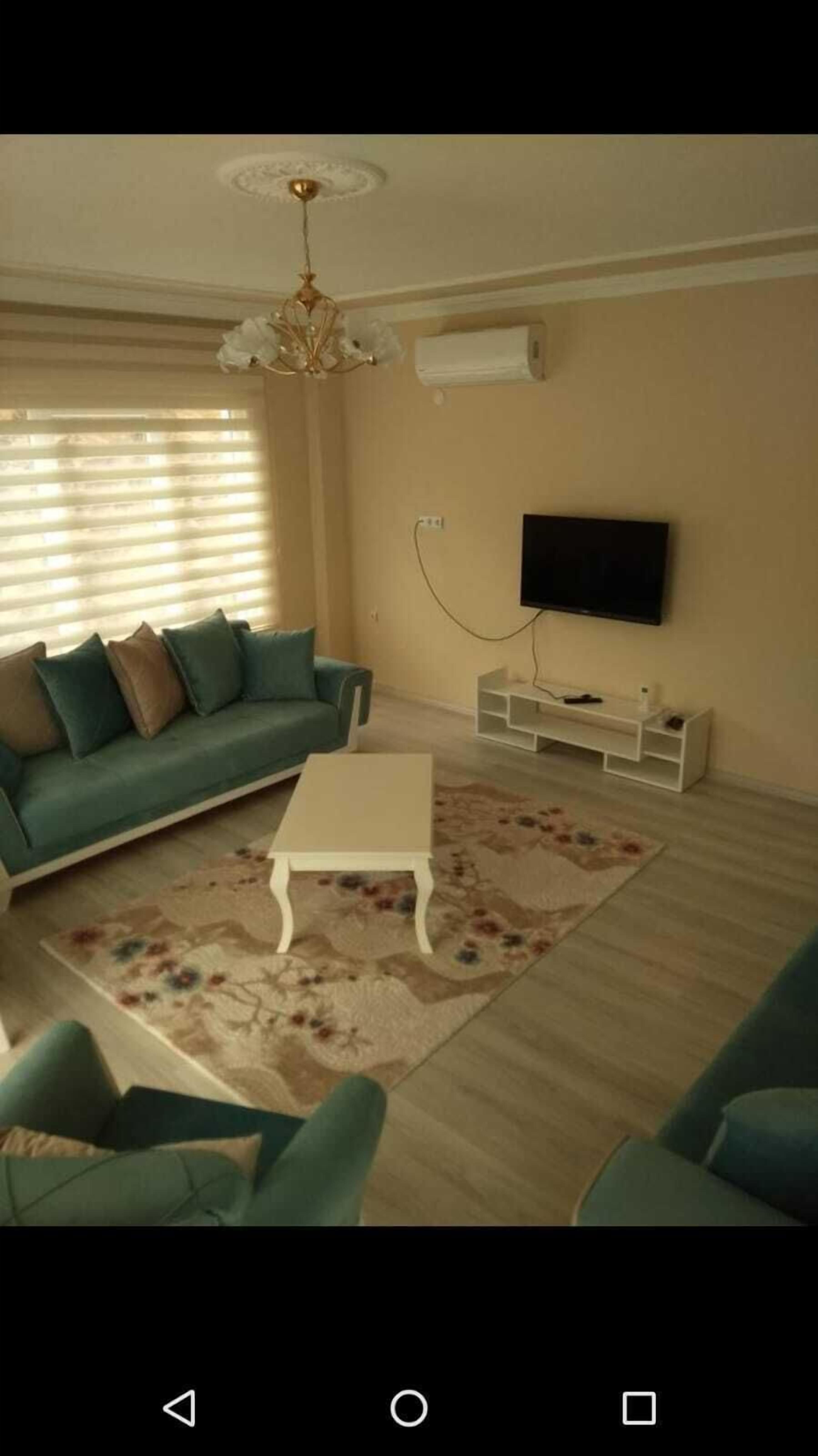 Deluxe-Apartment, 1 King-Bett, Hügelblick | Wohnbereich | 102-Zoll-LCD-Fernseher mit Premium-TV-Sendern, Fernseher