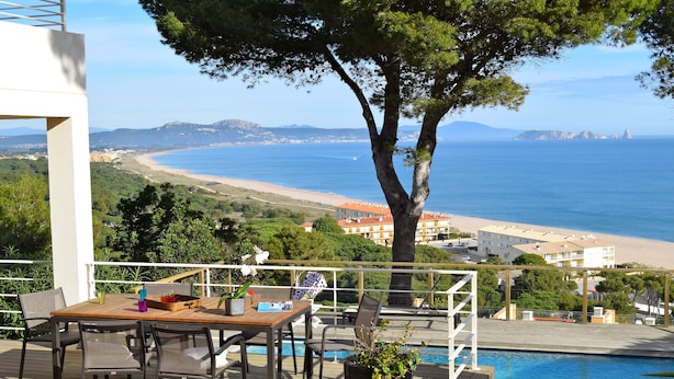 A terrace with a pool, dining table, chairs, and a potted plant. - Villa in Begur with sea views-Capacity 9 people.-A/C.Pool. BEGUR-COSTA BRAVA (BEGUR)