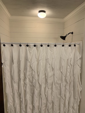 Douche, sĂšche-cheveux, serviettes fournies, savon
