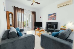 Fernseher, Kamin, DVD-Player