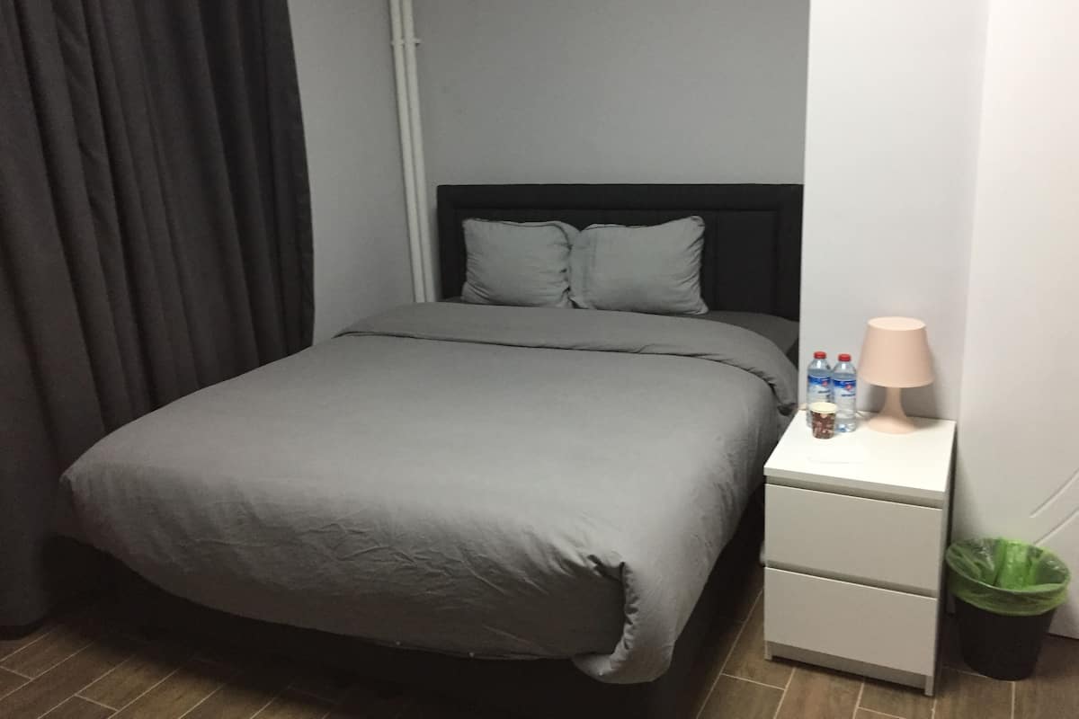 1 chambre, fer et planche à repasser, Wi-Fi gratuit