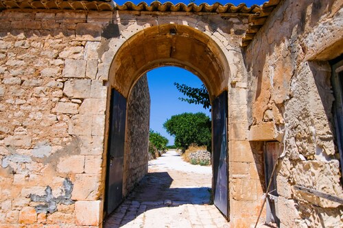 The Flavia farmhouse between carob trees and the sea