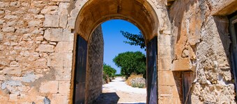 The Flavia farmhouse between carob trees and the sea