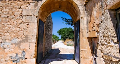 The Flavia farmhouse between carob trees and the sea