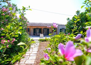 Exterior - The Flavia farmhouse between carob trees and the sea (Scicli)
