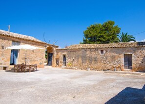 Exterior - The Flavia farmhouse between carob trees and the sea (Scicli)