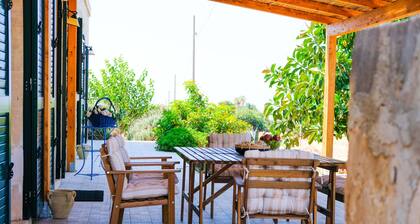 The Flavia farmhouse between carob trees and the sea