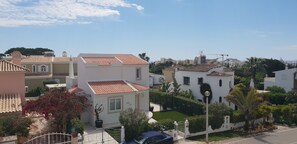 3 habitaciones, tabla de planchar con plancha y cuna de viaje 