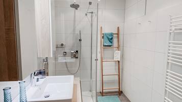 Dusche, Haartrockner, Handtücher, Seife
