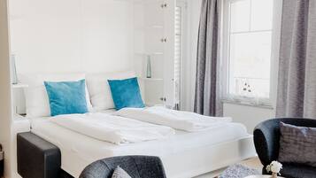 1 Schlafzimmer, Schreibtisch, Bügeleisen/Bügelbrett, Reisekinderbett