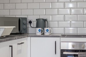 Frigorífico, microondas, horno y placa de cocina