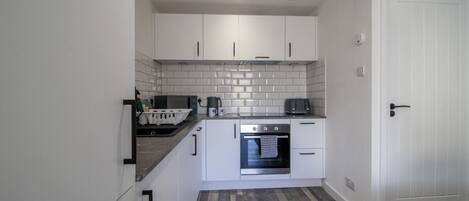 Jääkaappi, mikroaaltouuni, uuni, liesi