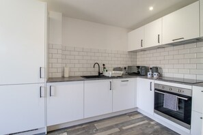 冷蔵庫、電子レンジ、オーブン、コンロ