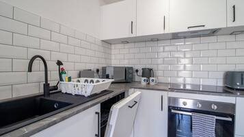 Refrigerador, microondas, horno, placa de cocina