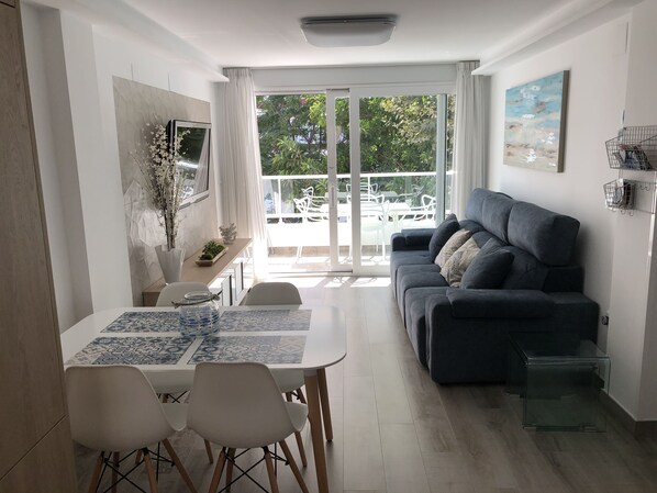 Smart-TV, Bücher, Stereoanlage