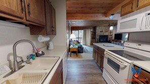 Jääkaappi, mikroaaltouuni, uuni, liesi