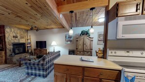 Un salon chaleureux avec une cheminée, des meubles en bois et un téléviseur.