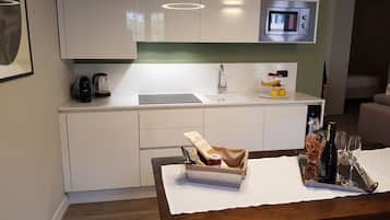 Kühlschrank, Mikrowelle, Herdplatte, Geschirrspüler