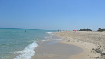 På stranden, liggestole, badehåndklæder