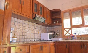 Frigorífic, forn, placa de cuina i cafetera i tetera 