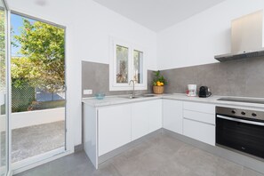 Jääkaappi, mikroaaltouuni, uuni, liesi