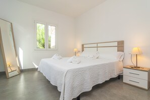 3 slaapkamers, een strijkplank/strijkijzer, gratis wifi, beddengoed