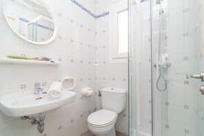 Regadera, secadora de cabello, toallas 