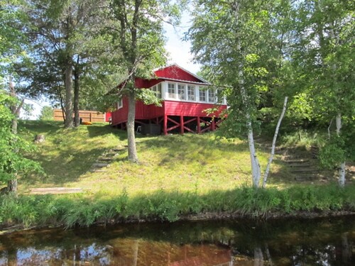 2 bedroom, 1 bath cabin with bunkhouse on fully recreational lake