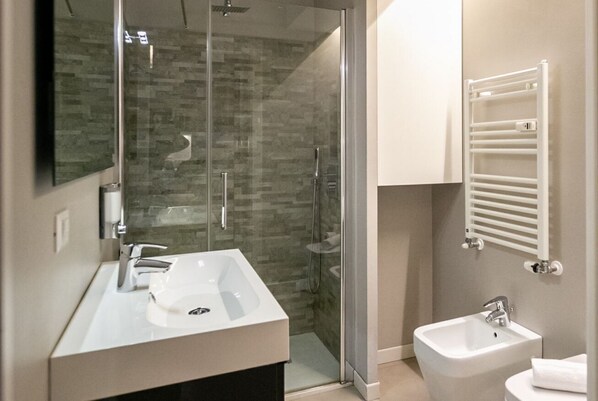 Shower, hair dryer, bidet, towels - Apartment Diamantin the historic city center (Bozen)