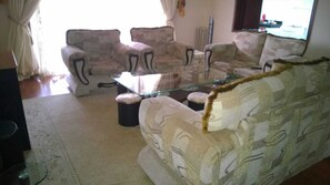 Flachbildfernseher, DVD-Player, Tischfußball