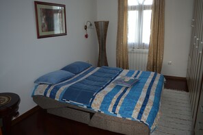 4 bedrooms, iron/ironing board, WiFi, bed sheets