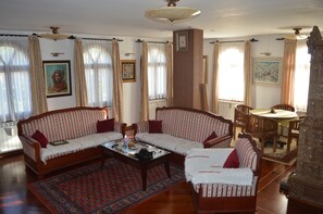 TV, fireplace, DVD player, books