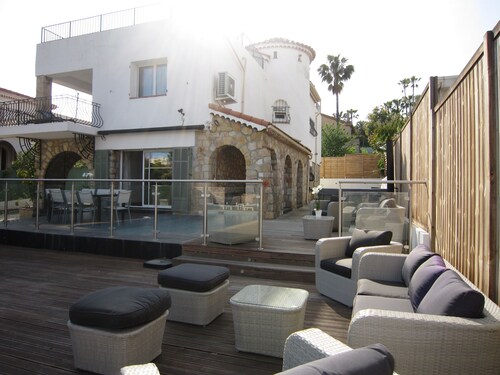 Fantastic location, Walking distance into Juan Les Pins and Antibes