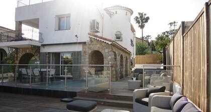 Fantastic location, Walking distance into Juan Les Pins and Antibes