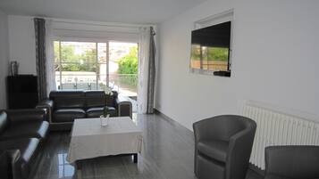 TV, DVD player, table tennis, stereo