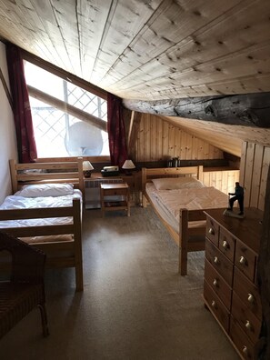 4 dormitoris, planxa i posts de planxar i roba de llit