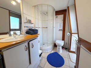 Douche, sèche-cheveux, serviettes fournies, papier toilette