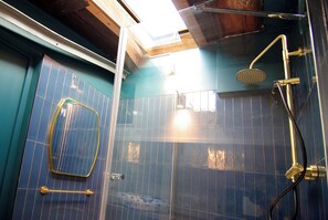 Badewanne, Haartrockner, Handtücher, Seife