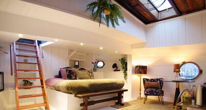 Péniche unique paisible à cÎté du centre-ville