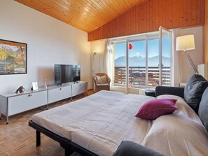 1 bedroom, desk, iron/ironing board, WiFi