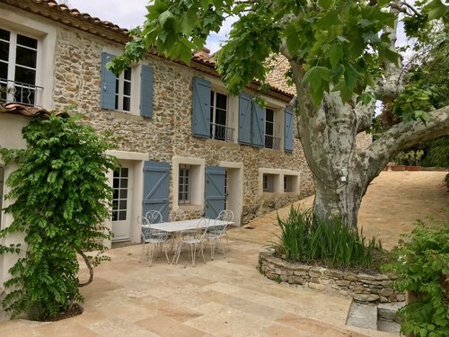 FAMILIENWOHNUNG, 2-8 PERSONEN, IN DER PROVENCE MAS 16. JAHRHUNDERT, POOL, GARTEN, PARKPLATZ