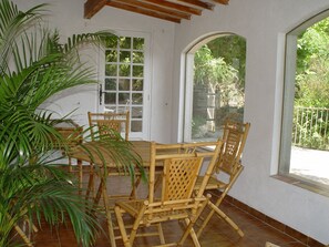 Outdoor dining