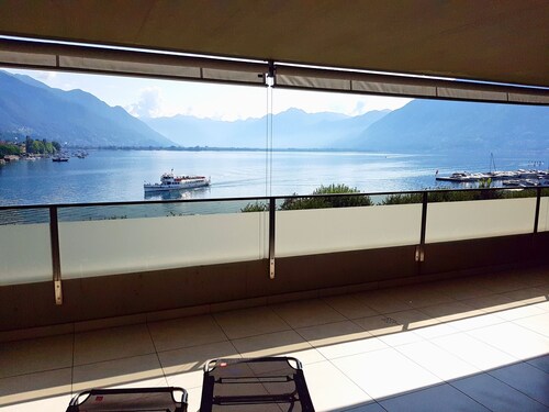Modern Lake View 605