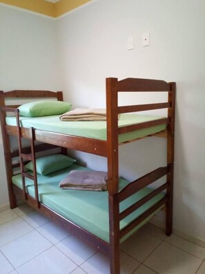 Shared Dormitory (Incríveis) | Desk, blackout drapes, iron/ironing board, free WiFi