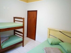 Dormitorio Mar de Minas | Meja kerja, tirai kedap cahaya, setrika/meja setrika, dan Wi-Fi gratis