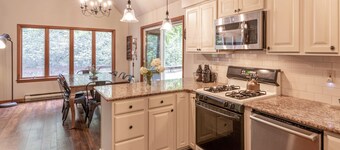 The Gray Chalet - private lot close to Lake Wallenpaupack & downtown Hawley