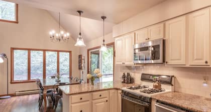 The Gray Chalet - private lot close to Lake Wallenpaupack & downtown Hawley