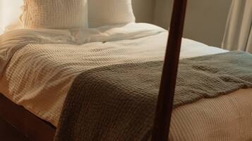 3 bedrooms, iron/ironing board, WiFi, bed sheets