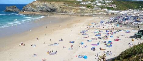 Ranta lähistöllä, aurinkotuoleja